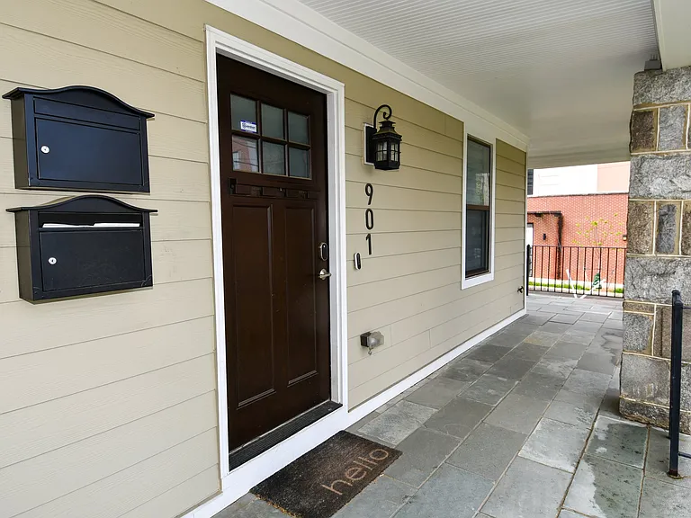 901 Lawrence St NE #B — Photo 4