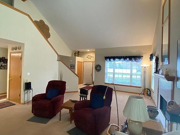 Great Room/Family Room w Volume Ceilings