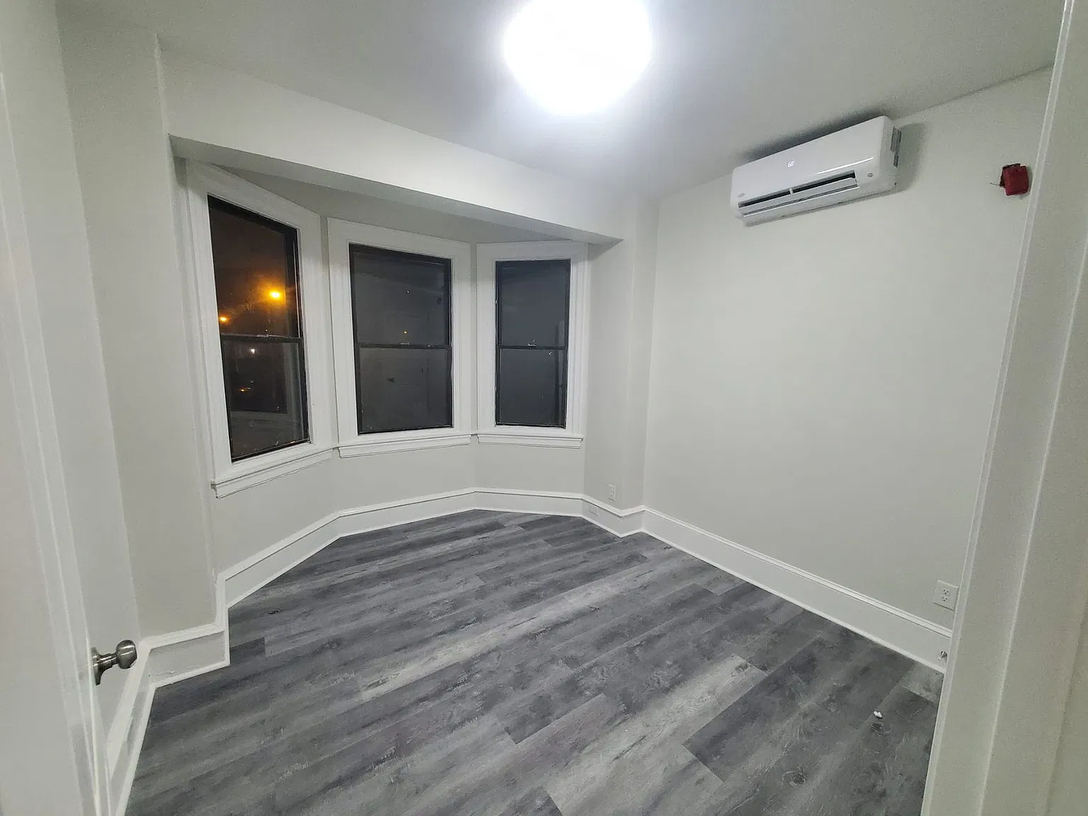 The New Sandiford Apartments | Upgraded Brand New Renovated 2 bedroom, 1 Bathroom apartments — Photo 4