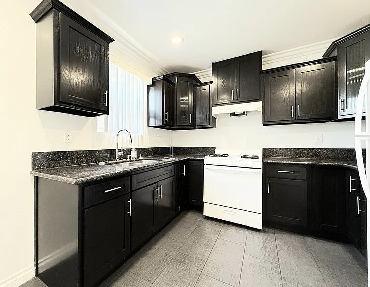 116 W 50th St — Photo 10