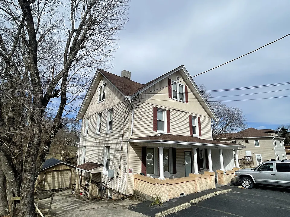 129 E Main St