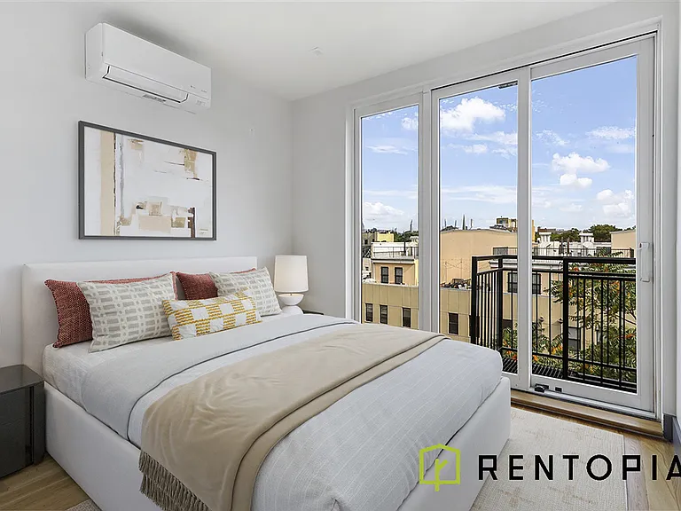 209 Montrose Ave #5B — Photo 4