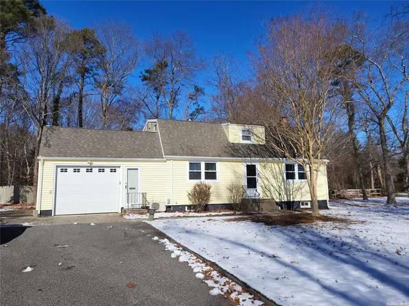 110 E Bartlett Road, Middle Island, NY 11953
