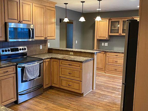 2nd image of 913 Acorn Ln