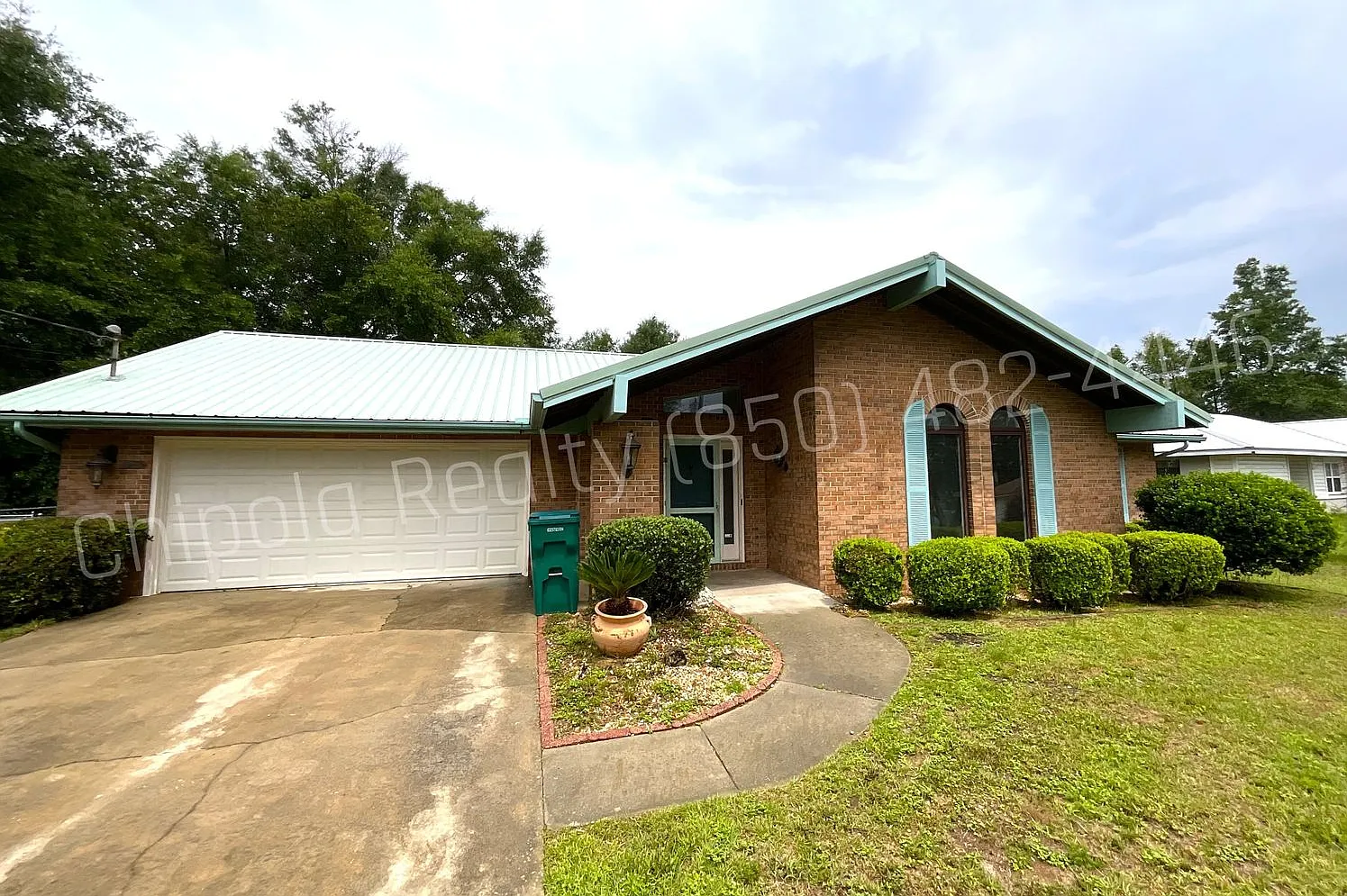 Fantastic 3/2 Home in Sunny Hills w/ 2-Car Garage & Lawn Maintenance — Photo 1