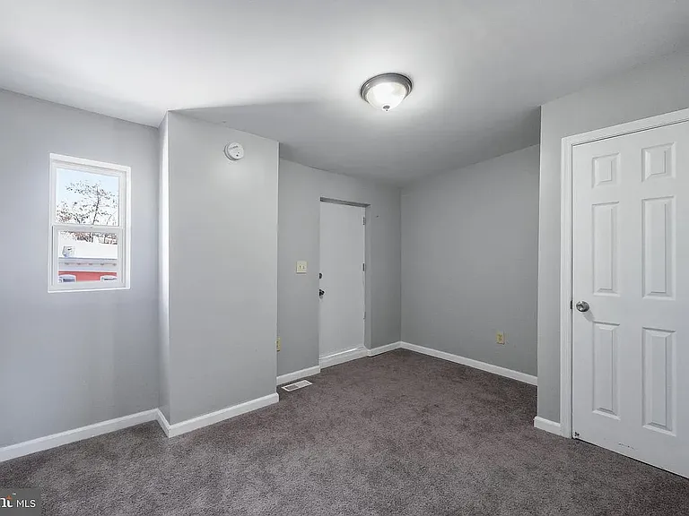1028 W Cross St — Photo 7