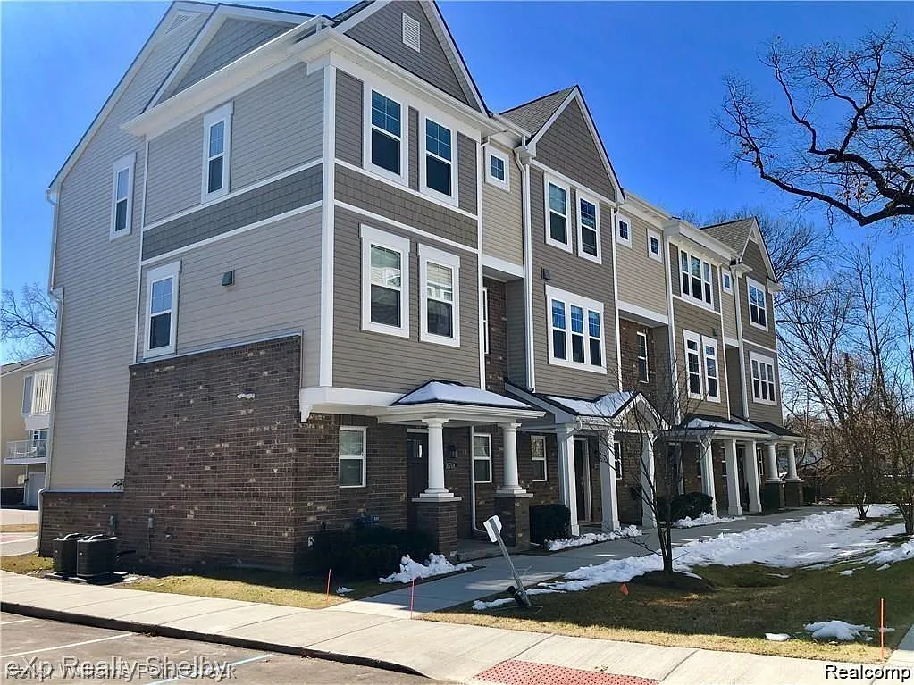 Building Photo - 1071 N Sherman Dr #A