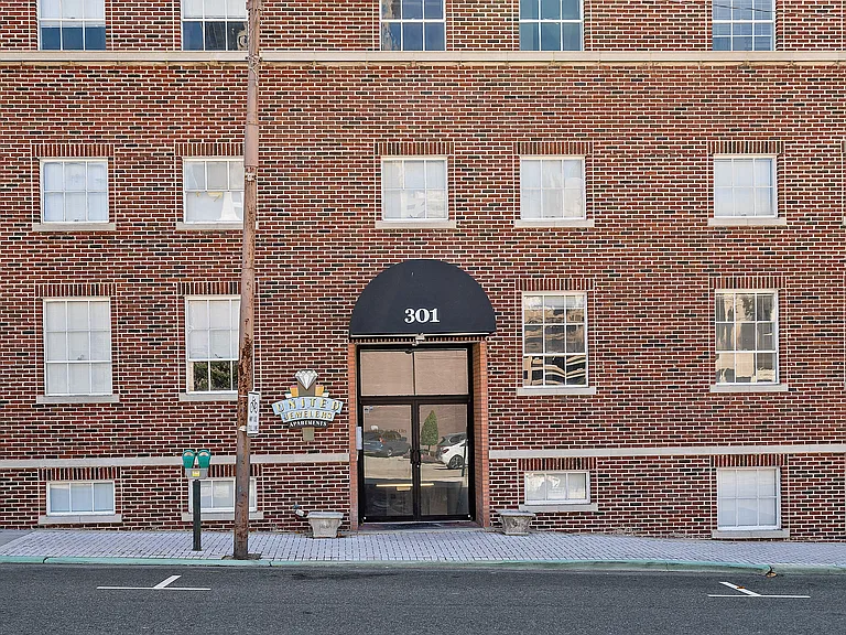United Jewelers and Lee Hardware Apartments — Photo 41