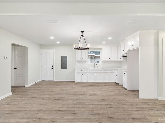 5th image of 760 N Kika De La Garza Blvd