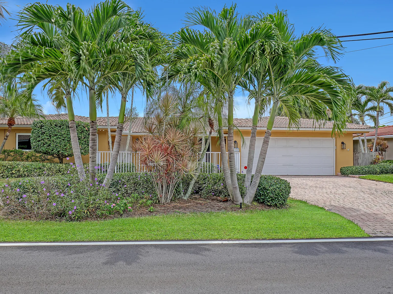 3 bed, 3.0 bath, 2174 sqft, $9,500 — Photo 2