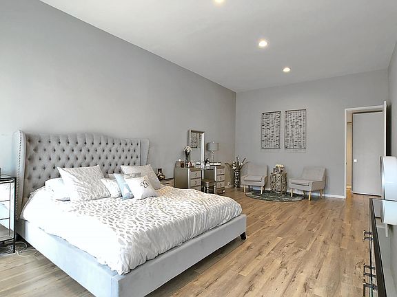 4th image of 1835 Holmby Ave Penthouse 303