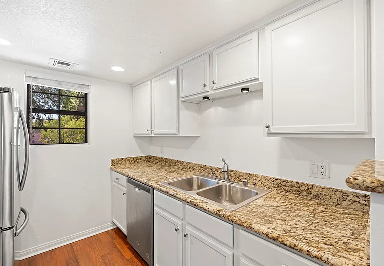 12059 Alta Carmel Ct — Photo 5