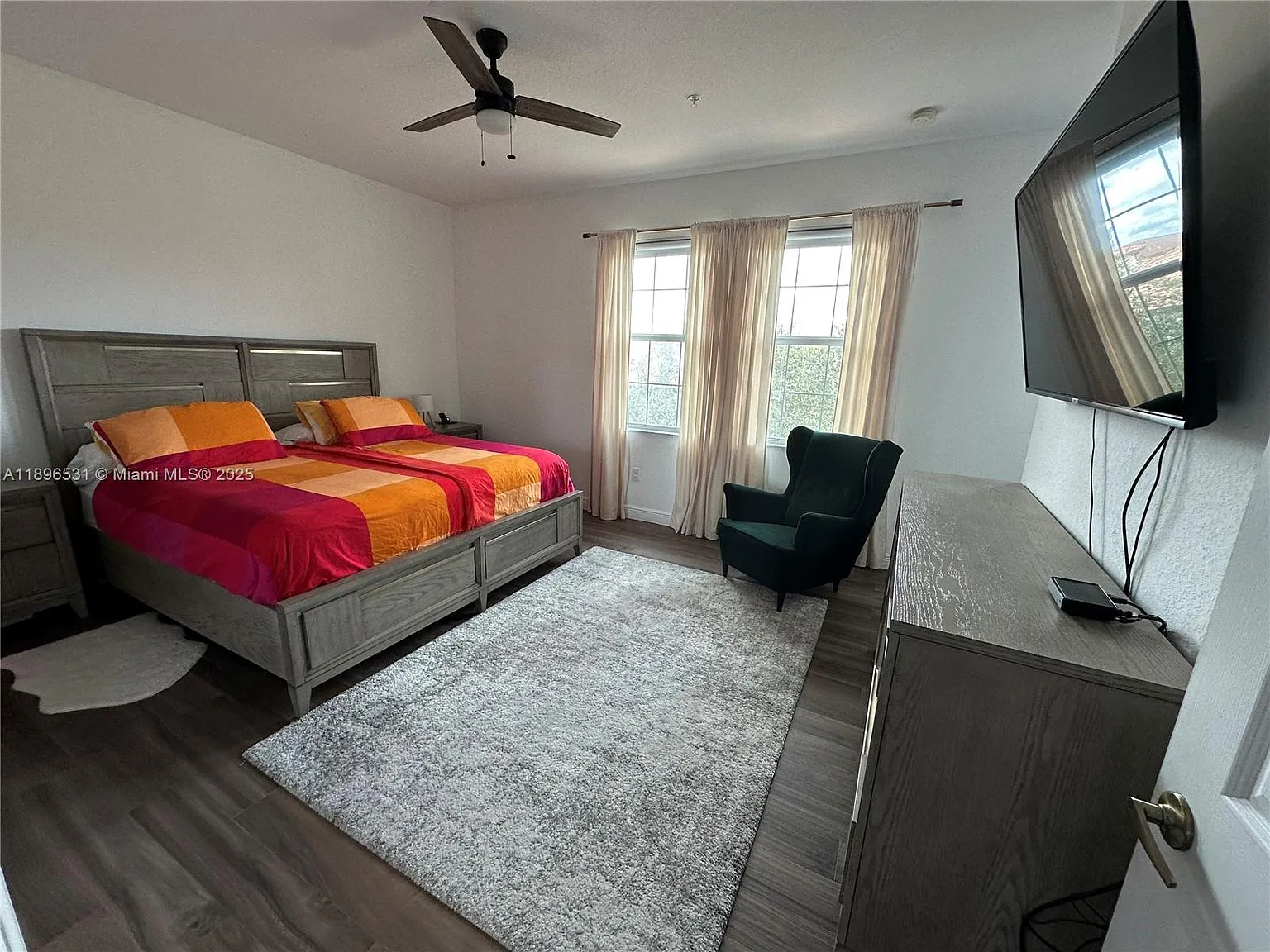 3 bed, 3.5 bath, 2082 sqft, $4,500 — Photo 4