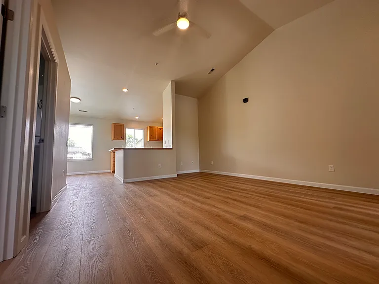 2105 E White Oak Ct #201 — Photo 40