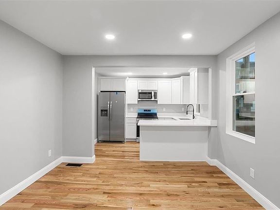 5th image of 28 Potters Ave