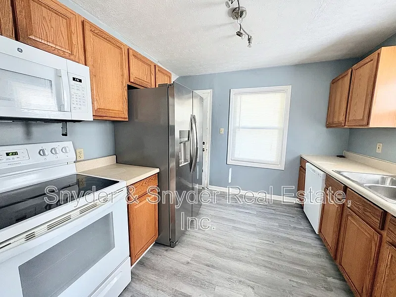 3 bed, 1.0 bath, $1,400 — Photo 3