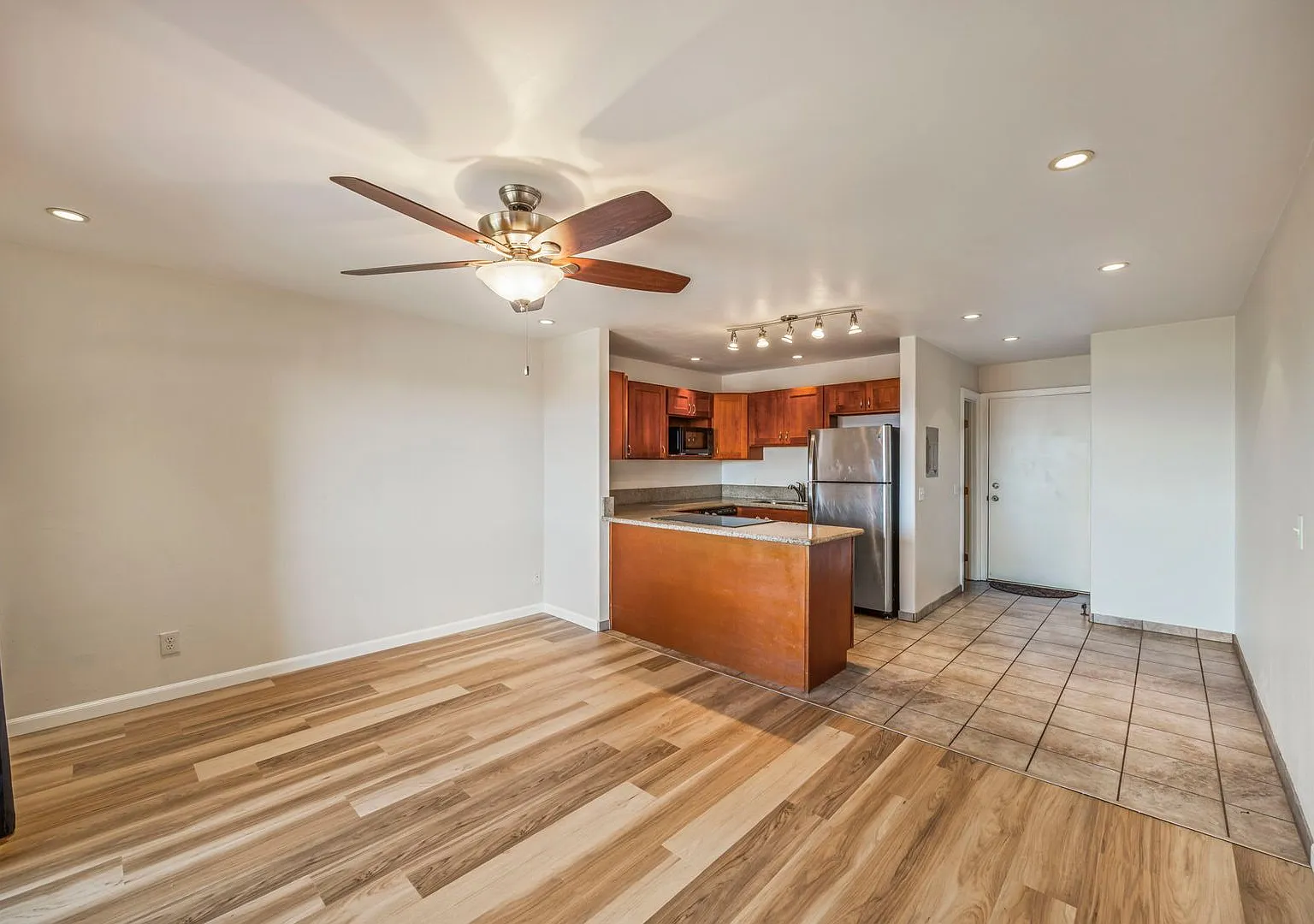 Top-floor, ocean-view, unfurnished 1BR/1BA condo in Honokowai close to Honokowai Beach Park and B... — Photo 1