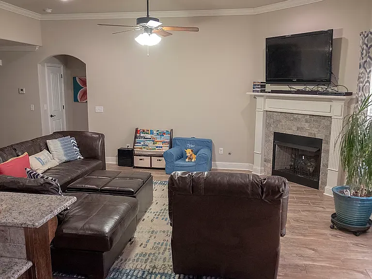 4 bed, 1958 sqft, $2,100 — Photo 4