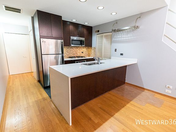 5th image of 1100 W Cornelia Ave APT 102