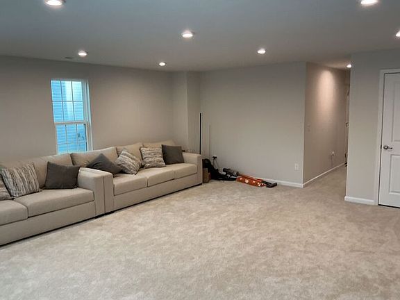 4th image of 836 Blackcomb Dr