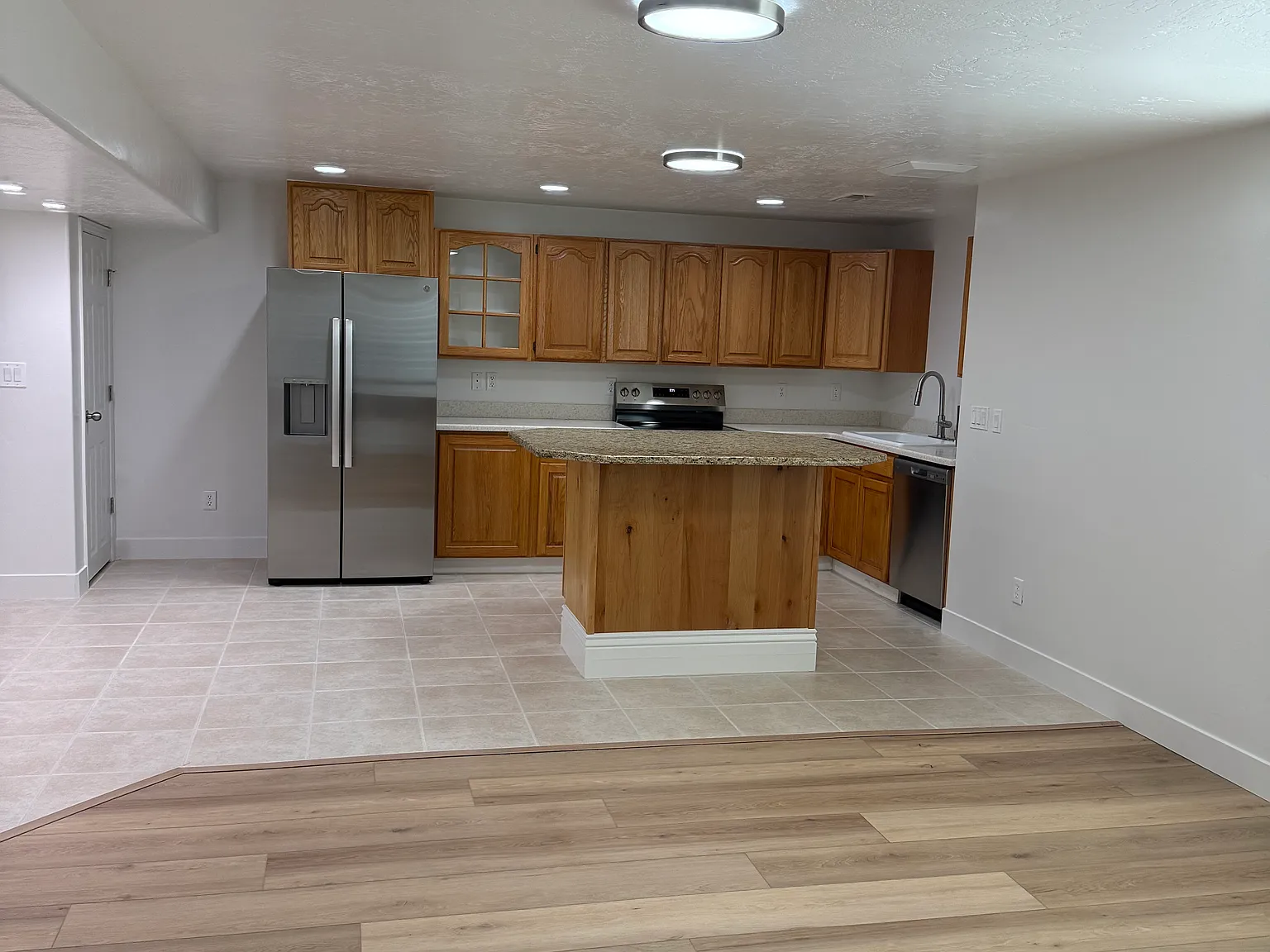 4 bed, 2700 sqft, $2,400 — Photo 2