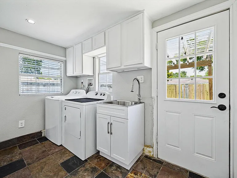 2912 Cetti St — Photo 16