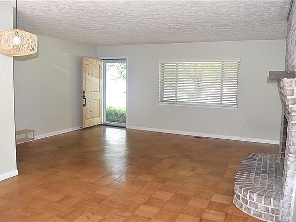 4th image of 725 Roslyn Rd