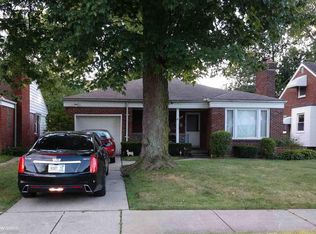 21150 Huntington Ave, Harper Woods, MI 48225