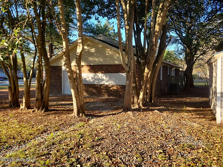 557 Circle Dr — Photo 8