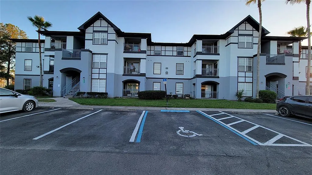 2 bed, 2.0 bath, 1062 sqft, $1,549 — Photo 2