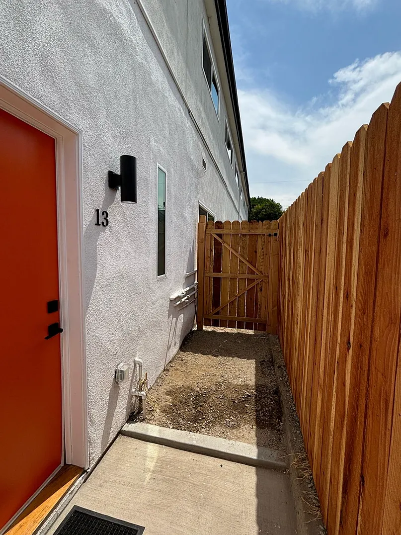 1435 N Ave 47 — Photo 3