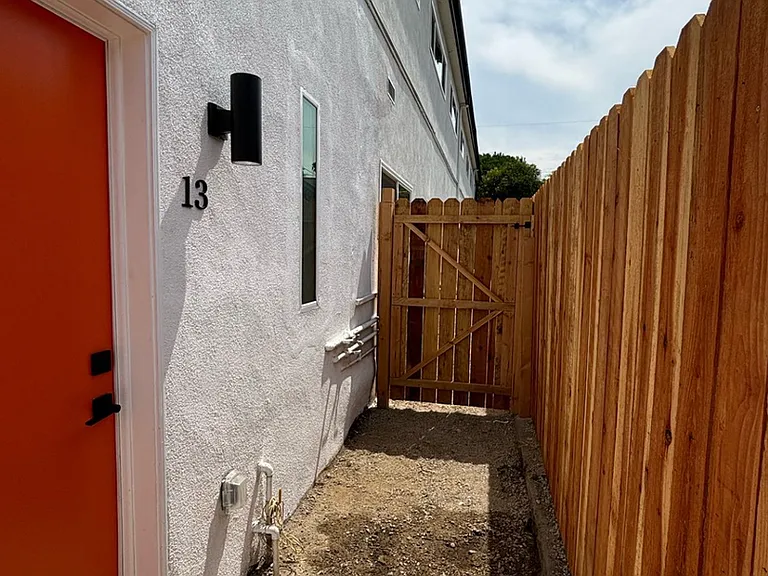 1435 N Ave 47 — Photo 2