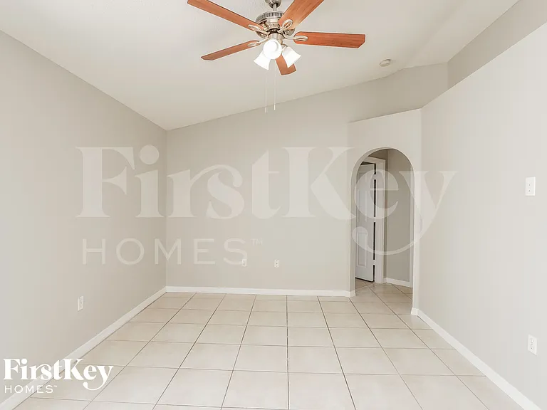 729 Pincon Ln — Photo 2