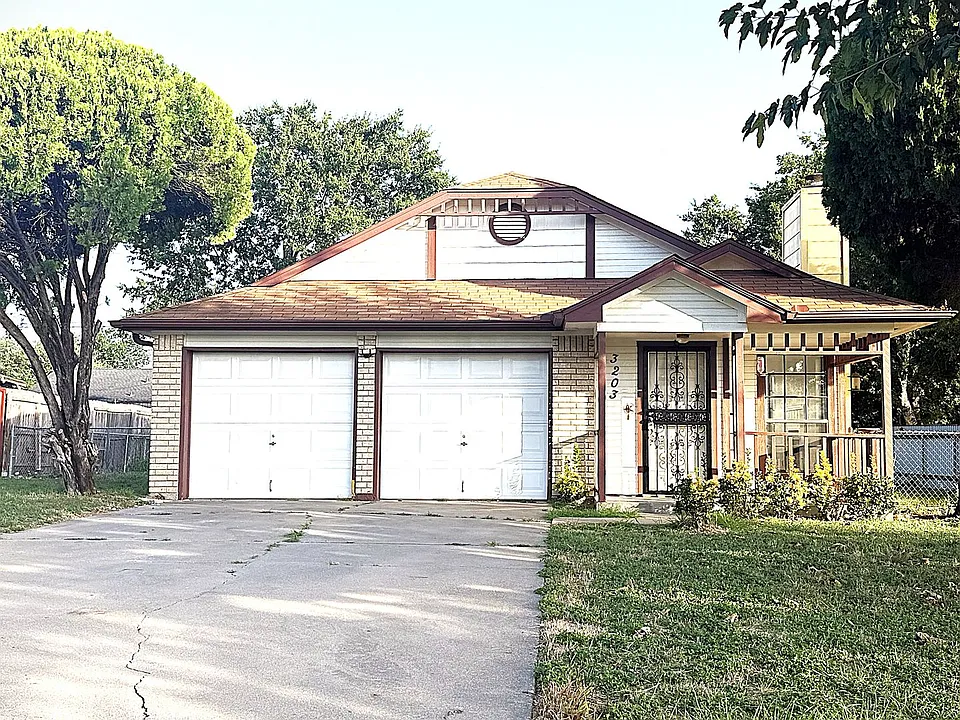 3203 Honeysuckle Dr