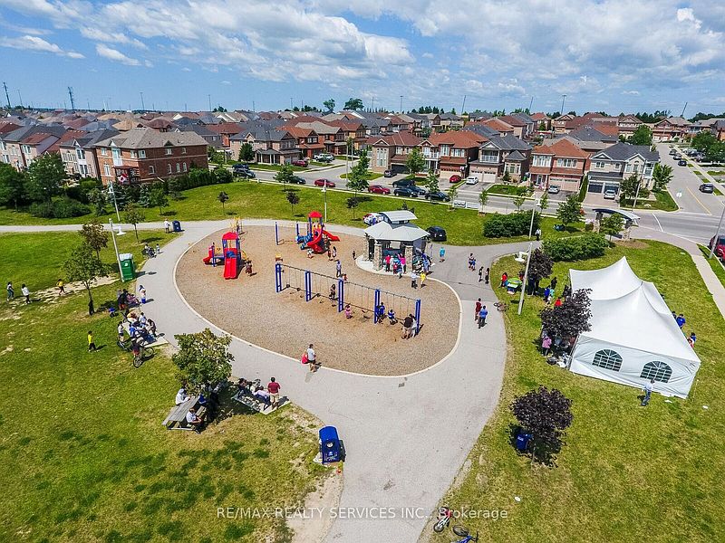 Brampton House for rent - 3 Bedrooms — photo 4