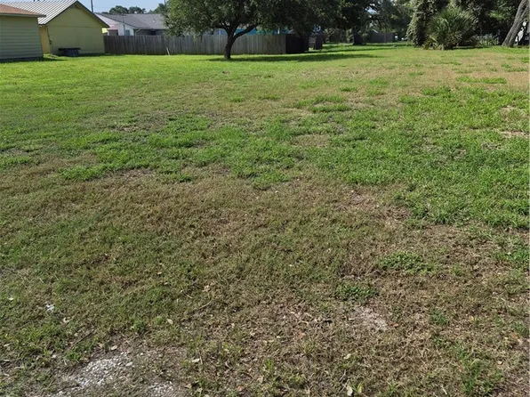 407-405 E Concho St, Rockport, TX 78382