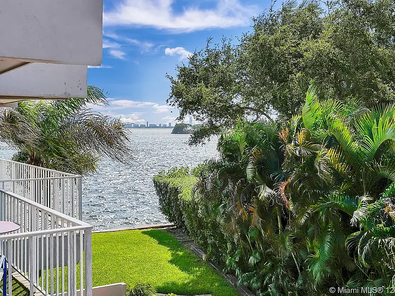 6011 N Bayshore Dr #3 — Photo 8