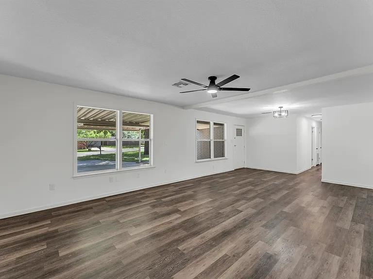 1803 Bluebonnet Ln — Photo 8