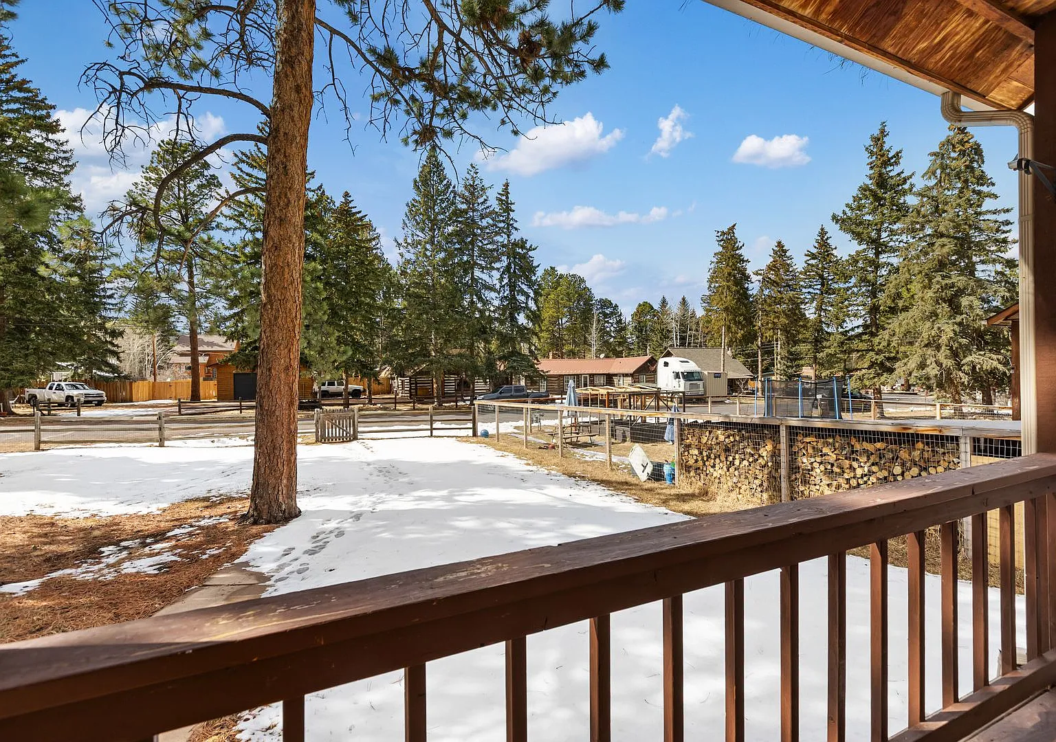3 Bed 2 Bath Fully Furnished in Woodland Park — Photo 2