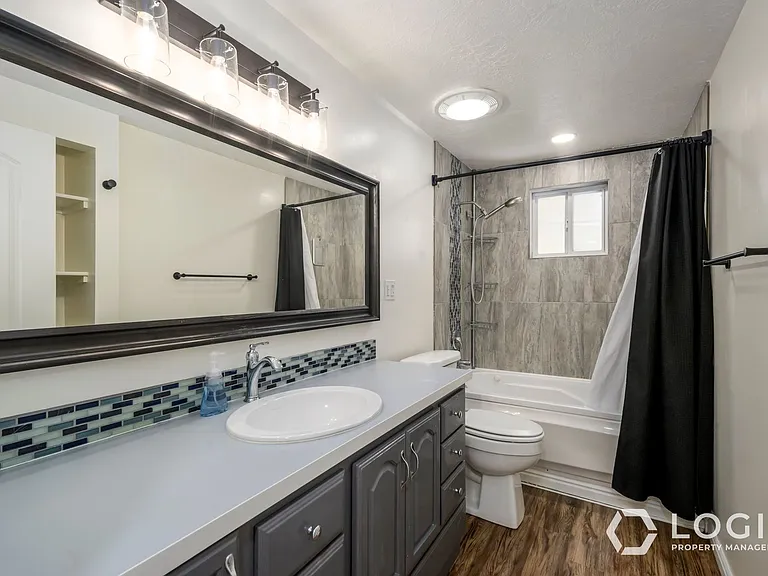 759 N Riverside Dr #UPSTAIRS — Photo 16