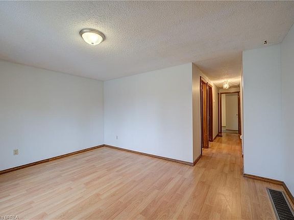 4th image of 390 Brantwood Park Rd