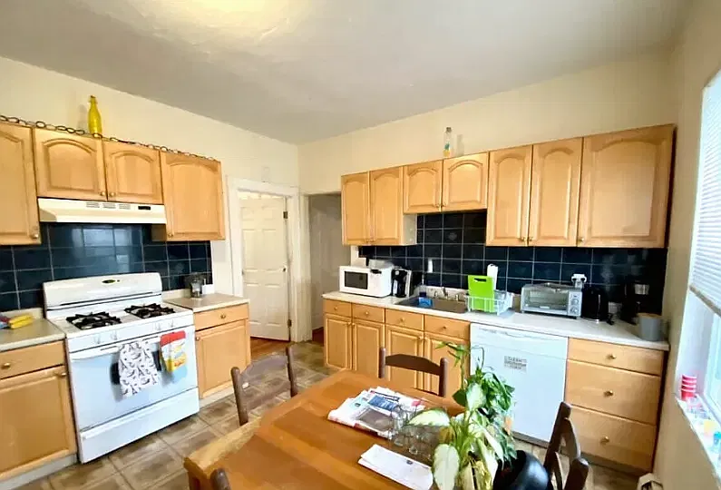 4 bed, 9999 sqft, $4,500 — Photo 2