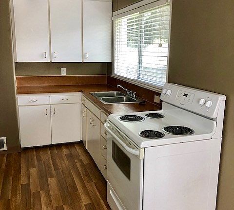 3rd image of 255 E 19th St