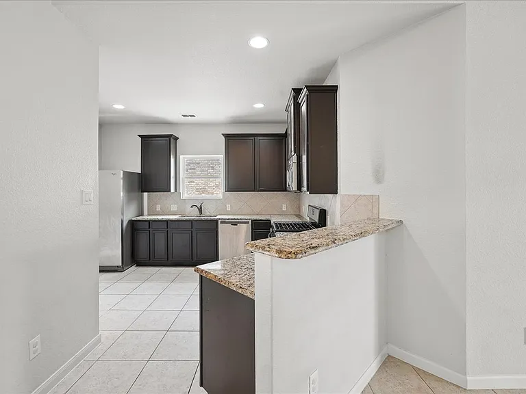 411 Winchester Dr — Photo 6