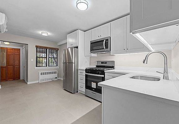 3rd image of 925 E 100th St Floor 1