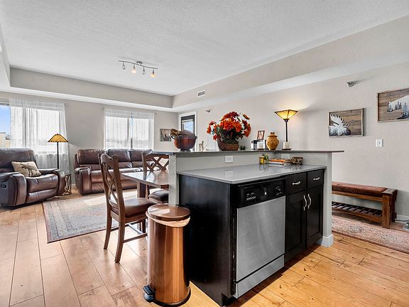 3rd image of 221 E 5th St #208