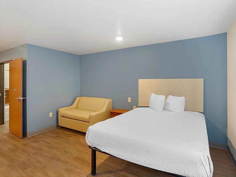 Deluxe Studio - 1 Queen Bed