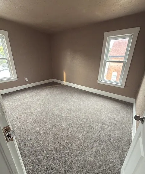 553 Owen St — Photo 16