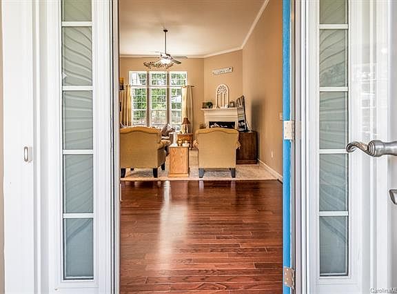 4th image of 7695 Woodcrest Dr