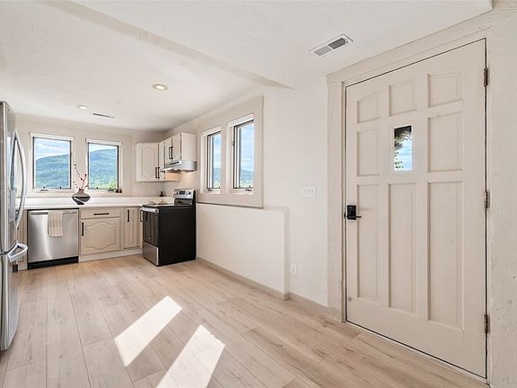 4th image of 494 Tamarack Drive